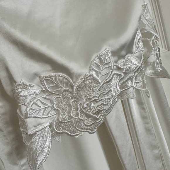 MESHKI Sullivan Satin Bridal Robe with Lace — Ivory (OS) - Picture 6 of 6